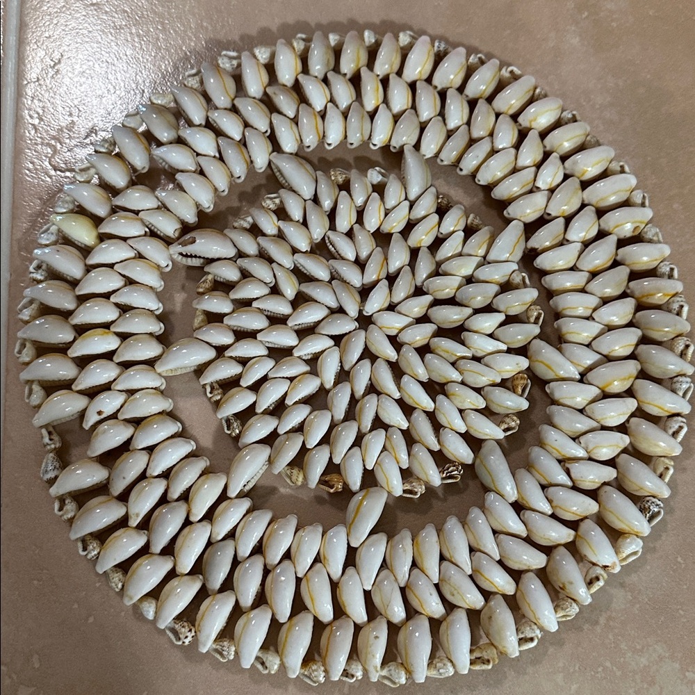 EUC Vintage Shell Beaded Hot Dish Decor Plus